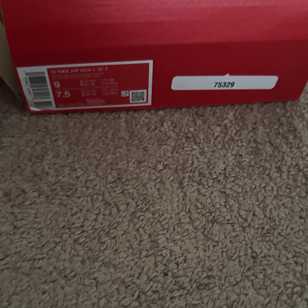 Nike Low-Top Sneakers in White, Yellow & Black NWT - Picture 6 of 6
